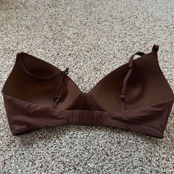 SKIMS Fits Everybody T shirt Bra, Size 36C, Cocoa, EEUC - Picture 6 of 8